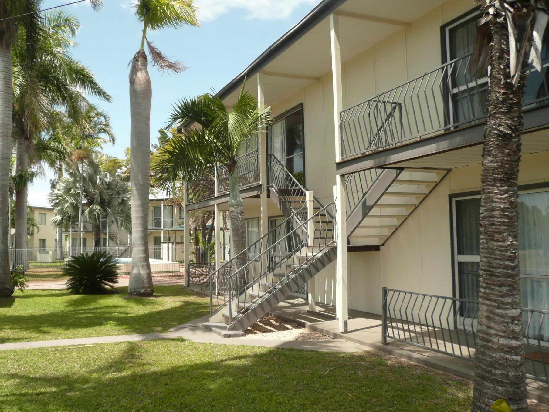 Ocean Breeze Apartments Боуен Екстериор снимка