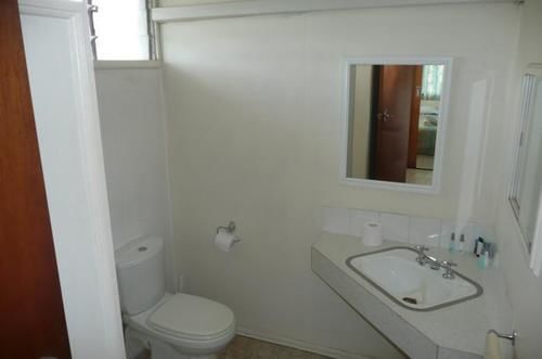 Ocean Breeze Apartments Боуен Екстериор снимка