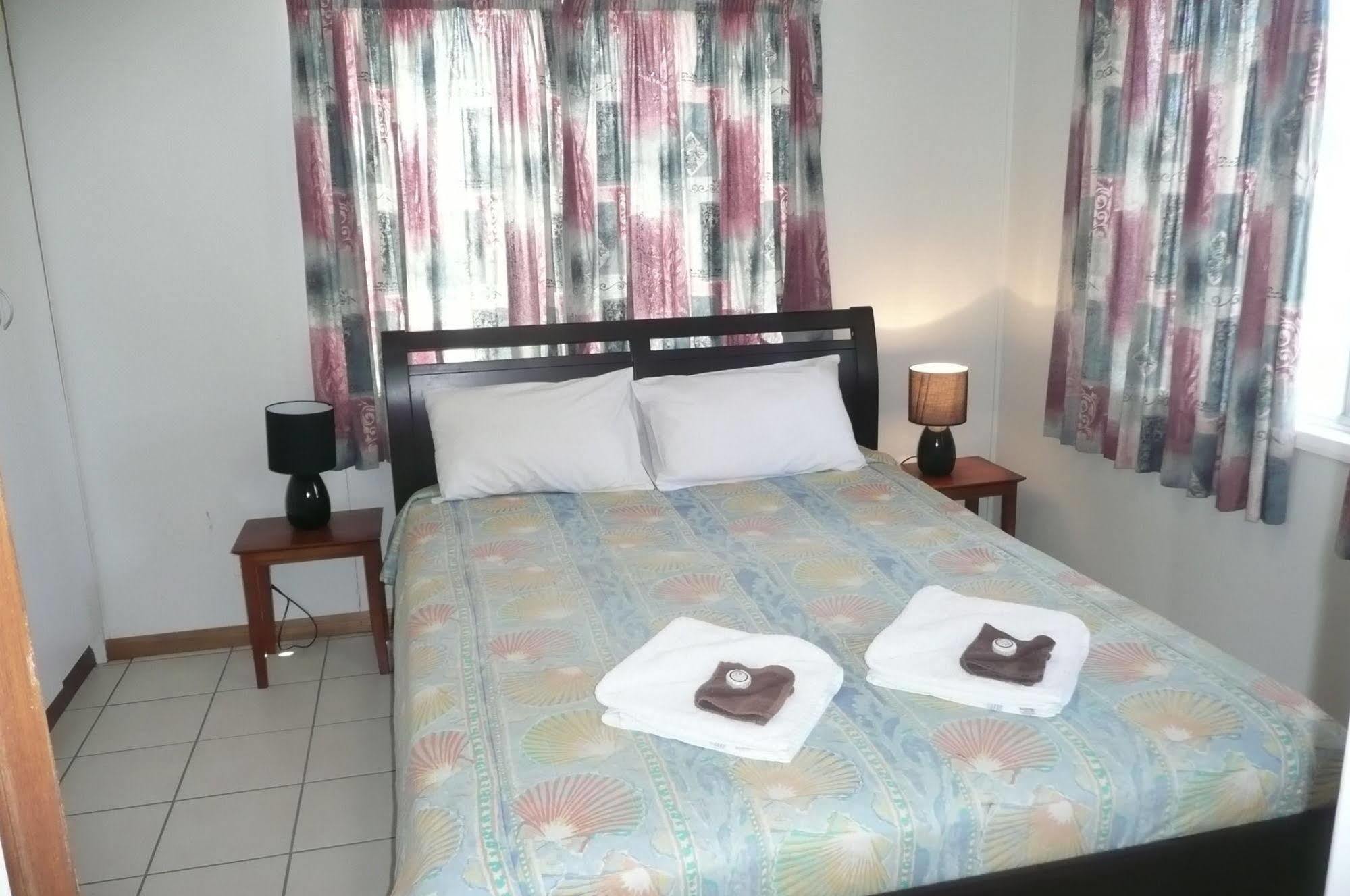 Ocean Breeze Apartments Боуен Екстериор снимка